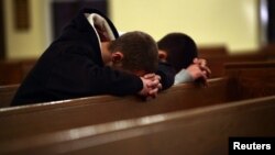 Copii la o școală catolică.