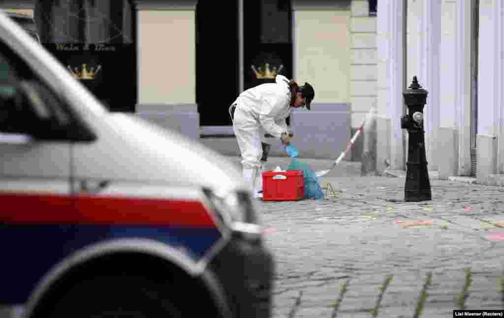 Rendőrségi helyszínelők dolgoznak az egyik helyszínen a bécsi támadás másnapján, 2020. november 3.