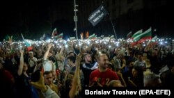 Demonstranti ispred zgrade bugarskog parlamenta u Sofiji, 2. septembar 2020.