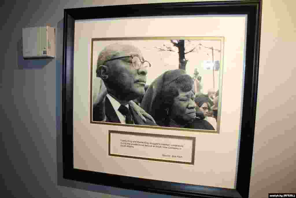 Мартин Лютер Кинг-старший и Альберта Уильямс Кинг в горе, что им пришлось пережить смерть сына.