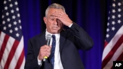 سخنرانی کندی در میان هوادارانش، اردیبهشت ۱۴۰۳