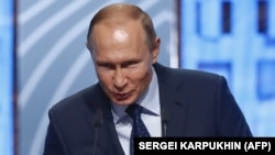 За словами речника російського президента, Володимир Путін «заїде» на весілля «по дорозі в Берлін»