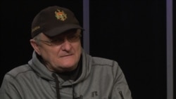 Vasile Botnaru de vorbă cu preotul Maxim Melinti