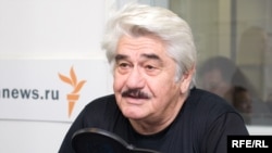 За полвека в цыганском театре Олег Хабалов поставил около двух десятков спектаклей, написал несколько пьес, сыграл немалое количество ролей