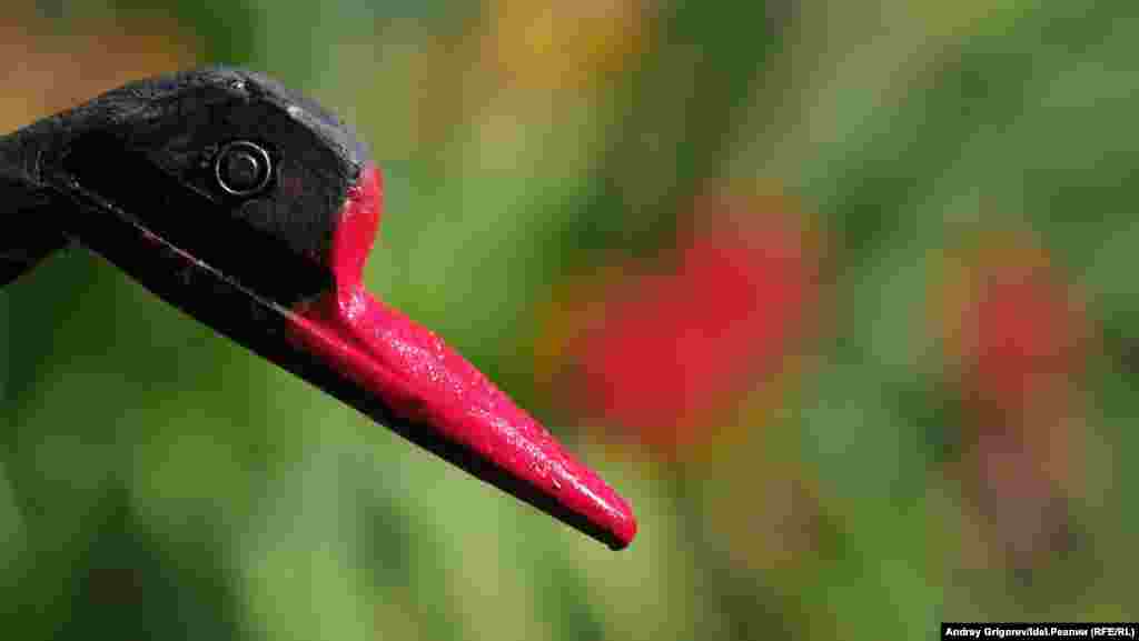 Из покрышек в ТСЖ изготавливают не только клумбы.&nbsp;