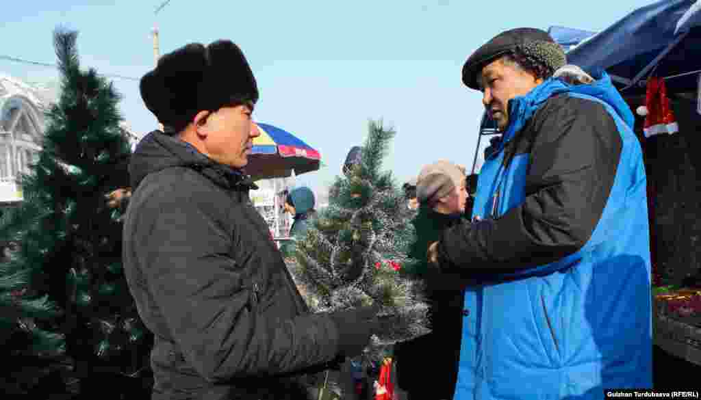 Балатылар жасалма болсо да баасы кымбат. Чакан балаты 400 сомго, чоңдору 2000, 2500 сомго сатылууда.&nbsp;&nbsp;