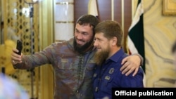 У позові фігурує, зокрема голова парламенту Чечні Магомед Даудов (на фото – зліва)