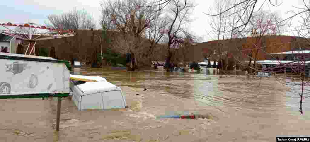 Egy kisbuszt majdnem teljesen ellep a víz Koszovóban. &nbsp; &nbsp; 