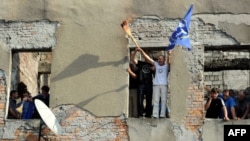 Одно резкое движение - и под окнами резиденции президента соберутся толпы разгневанных демонстрантов