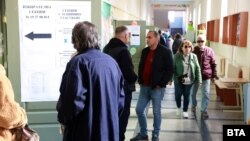 Birači na jednom od glasačkih mjesta u Bugarskoj na dan izbora 27. oktobara 2024.