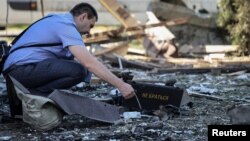 Szakértő vizsgálja az újabb orosz dróncsapás helyszínét Lvivben 2024. június 19-én