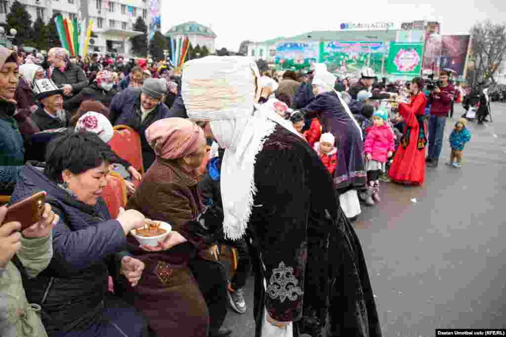 Оштогу майрамда санитардык талаптар аткарылган жок. Жергиликтүү бийлик элди топтоонун алдында адистер менен кеңешкенин, абал туруктуу болгону үчүн массалык иш-чаралар уюштурулганын айтып ындырууда.