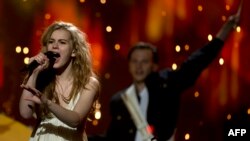 Больш за ўсё галасоў атрымала 20-гадовая данка Эмілі дэ Форэст зь песьняй Only Teardrops («Толькі кроплі сьлёз»).