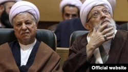 آيت الله مهدوی کنی (راست) در حالی رييس مجلس خبرگان شده است که از بيماری رنج می برد.