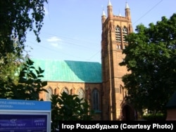 Неподалік від цього будинку розташована англіканська церква