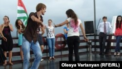 В абхазской столице проходят торжественные мероприятия под девизом "Празднуют все!"