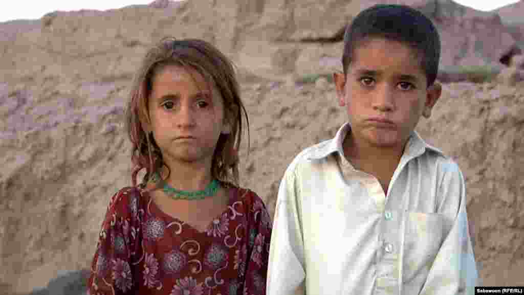 Афганистан. Чтобы выплатить кредит и прокормить семью они вынуждены круглые сутки делать самодельные кирпичи 