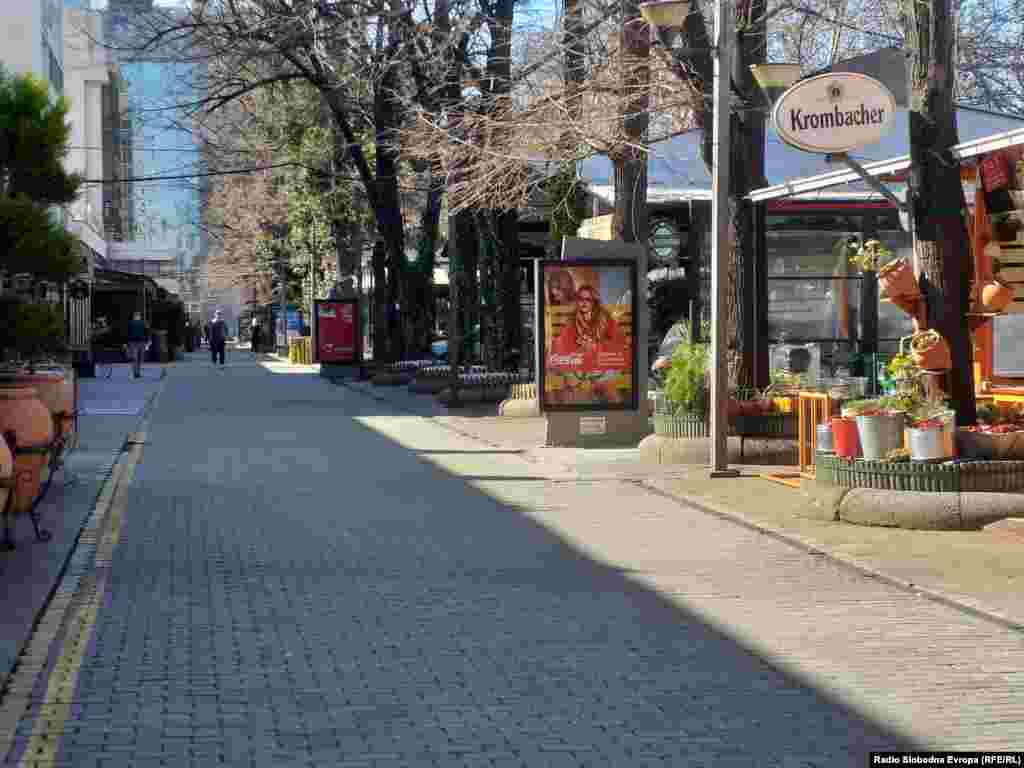 Затворени кафулиња и ресторани во Градскиот трговски центар во Скопје поради пандемијата на коронавирус