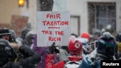 Fiecare ediție a Forumului Economic Mondial e dublată de proteste, în special ale activiștilor de mediu, dar și ale celor care vor reducerea inechităților și taxarea profiturilor uriașe.