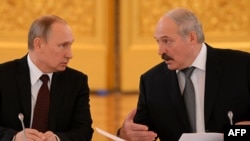 It seems Belarusian President Alyaksandr Lukashenka (right) is not too happy with the policies of his Russian counterpart Vladimir Putin (right) vis-a-vis Ukraine. (file photo)