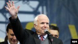 Сенатор Джон Маккейн на сцені Євромайдану, Київ, 15 грудня 2013 року