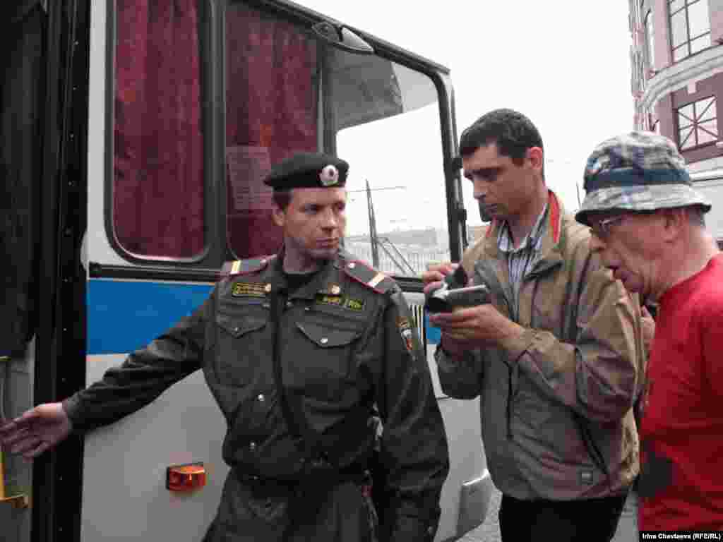 Несколько десятков человек с воздушными шарами и в майках с портретом Михаила Ходорковского колонной пошли по Арбату 26 июня, раздавая подарки прохожим.