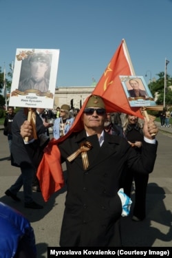 Учасник проросійської демонстрації. Австрія, Відень, 9 травня 2025 рік