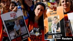 Ширан Бибастын жана балдарынын барымтадан бошотулуусун талап кылган израилдиктер. (Архив)