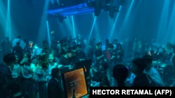 Emberek egy nightclubban buliznak Vuhan városában, Hupej tartományban, 2021. január 21-én.
