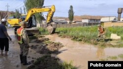 Нарын шаарында селдин кесепетин жоюу иштери.