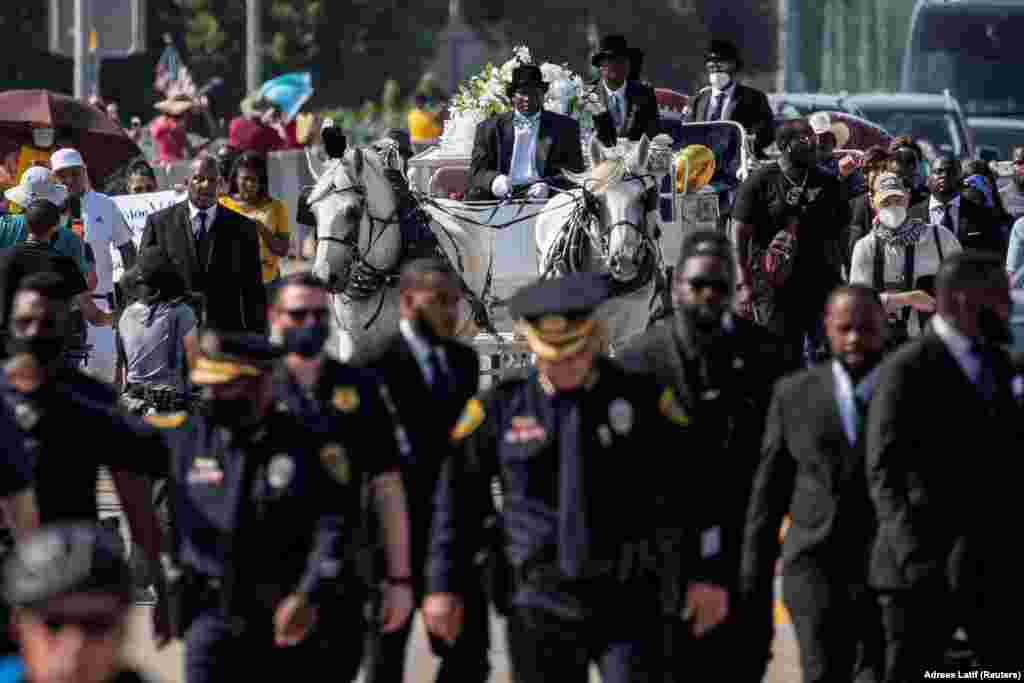 Polițiștii au deschis drumul carului pe care era depus sicriul lui George Floyd.