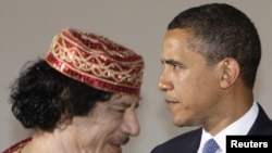 Претседателот Барак Обама со лидерот на Либија Муамар Гадафи