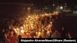Ultranaționaliști albi cu torțe, la 11 august, pe terenurile Universității Virginia în ajunul incidentelor rasiste de la Charlottesville