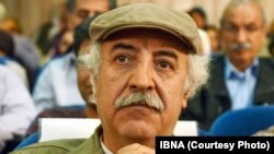 حافظ موسوی معتقد است در شعری که سال‌های اخیر منتشر می‌شود، نمودهای اجتماعی-سیاسی و توجه به بیرون و امر اجتماعی بیشتر به چشم می‌خورد.