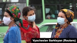 Türkmén asszonyok arcmaszkban, Asgabat, 2020. július 13.