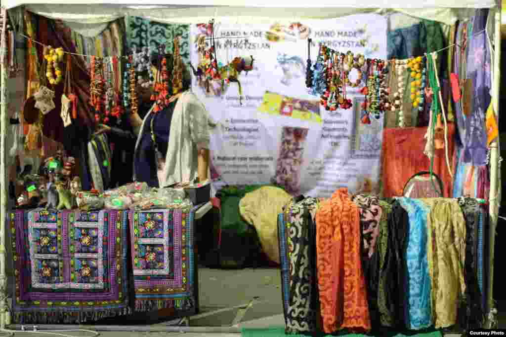 &nbsp;Көргөзмөгө жибек, кийизден колго жасалган кийим-кечеден баштап, үй тиричилигинде колдоно турган буюм-тайымдарга чейин коюлган. 