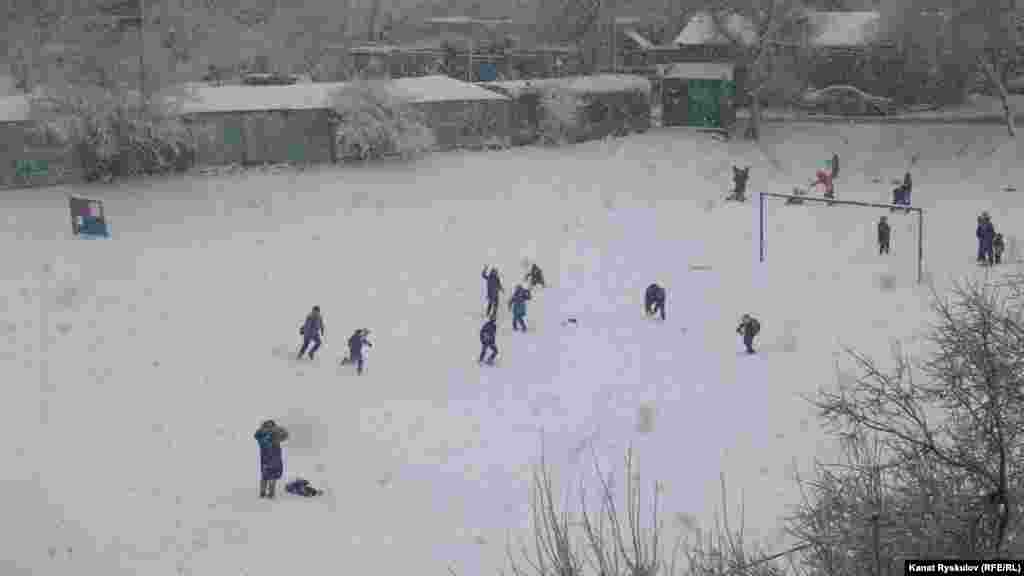 Детвора играет в снежки, слышны озорные крики, никаких телефонов. Очень необычная картина, если учитывать, что это центр Бишкека.