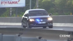 Перша автівка з президентського кортежу за допомогою проблискових маяків «розганяє» автомобілі, що їдуть повільніше