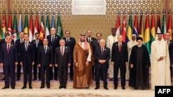 На първия ред: Башар Асад (Сирия), Абдел Фатах ас Сиси (Египет), Абдула II (Йордания), Мохамед бин Салман (Саудитска Арабия), Махмуд Абас (Палестинска автономия), Реджеп Тайип Ердоган (Турция), Ебрахим Раиси (Иран) и Тамим бин Хамад ал-Тани (Катар)