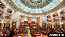 Alegerile parlamentare din România au loc duminică, 1 decembrie. 