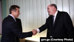 ფოტოზე: ბიძინა ივანიშვილი (მარცხნივ) და სტივ ნიკანდროსი. 2013 წლის 18 მარტი