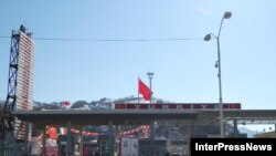  Мелкие торговцы в течение последних лет закупали в Турции и Азербайджане недорогие товары, которые ввозили в Грузию как ручную кладь, в обычных дорожных сумках