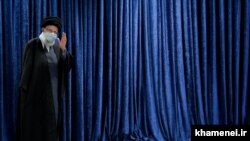 رهبر جمهوری اسلامی در حال دست تکان دادن از دور برای پوتین!