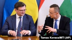 Міністр закордонних справ України Дмитро Кулеба (ліворуч) і міністр зовнішньої економіки і закордонних справ Угорщини Петер Сійярто. Будапешт, 29 травня 2020 року 