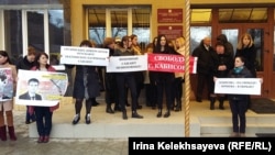 До начала судебного заседания у входа в здание Верховного суда группа поддержки Кабисова развернула плакаты с призывами его освободить