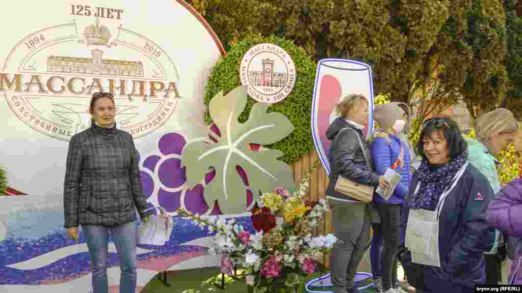 Біля входу на площу винзаводу гостей зустрічали різні фотозони, як самої &laquo;Масандри&raquo;, так і інших кримських виноробів