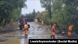 Співробітники «Кримавтодору» ліквідовують наслідки селю, що зійшов на автодорогу під Алуштою внаслідок шторму. 10 вересня 2025 року