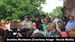 Incident în fața secției de votare din satul Topala, raionul Cimișlia