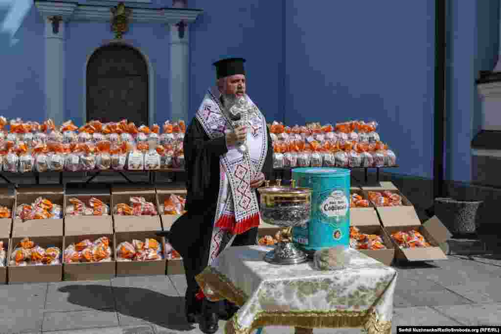 Звертаючись до українських воїнів, митрополит Епіфаній зазначив: «Ми кожного року напередодні Величного свята Воскресіння Хрестового освячуємо тут, в нашому центральному духовному осередку, в Михайлівському Золотоверхому монастирі, який відіграє важливу роль і зараз, адже він береже пам'ять про тих, які вже відійшли у вічність. Тут постійно лине молитва. І звідси лине благодать і підтримка до тих, які зараз там, на передовій, боронять нашу українську землю. Ми освячуємо ці паски, передаємо їм вітання, підбадьорення, надихаємо, адже від духу залежить дуже багато. І ми як церква покликані надихати наших військових на подальшу боротьбу, тому що війна триває. Ми молимо, щоб вона завершилась нашою перемогою і утвердженням в Україні справедливого миру»