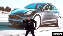 Tesla компаниясынын жетекчиси Илон Маск.
